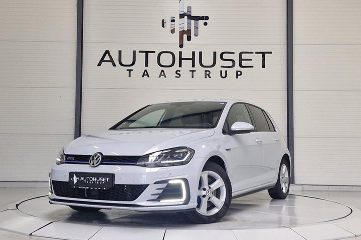 Hvid VW Golf VII fra 2017 set udefra