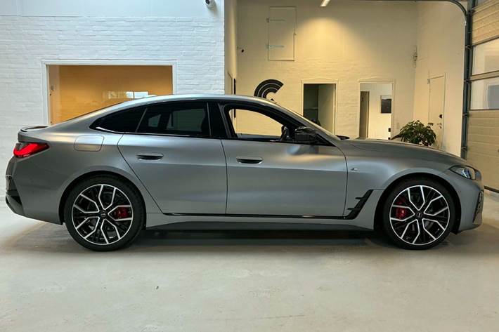 Grå BMW i4 fra 2023