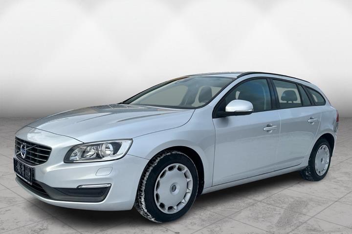 Sølv Volvo V60 fra 2015 set udefra
