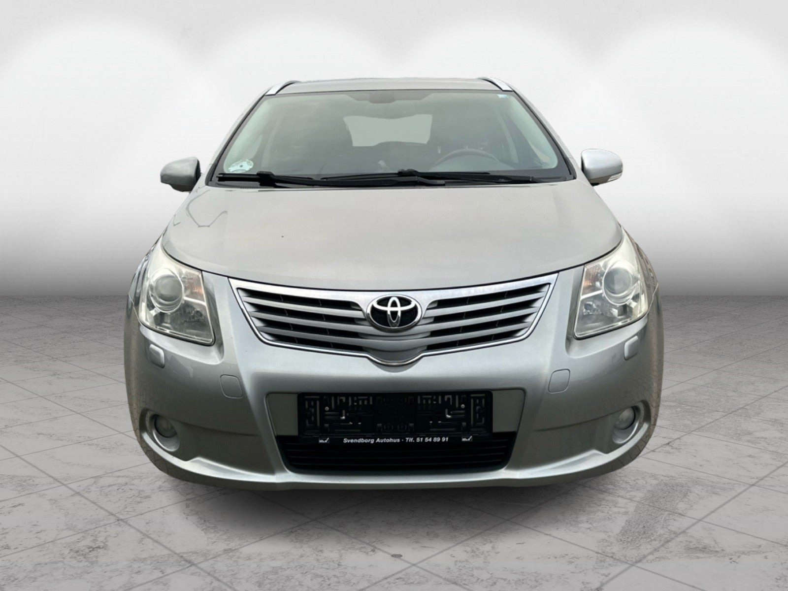 Grå Toyota Avensis fra 2009