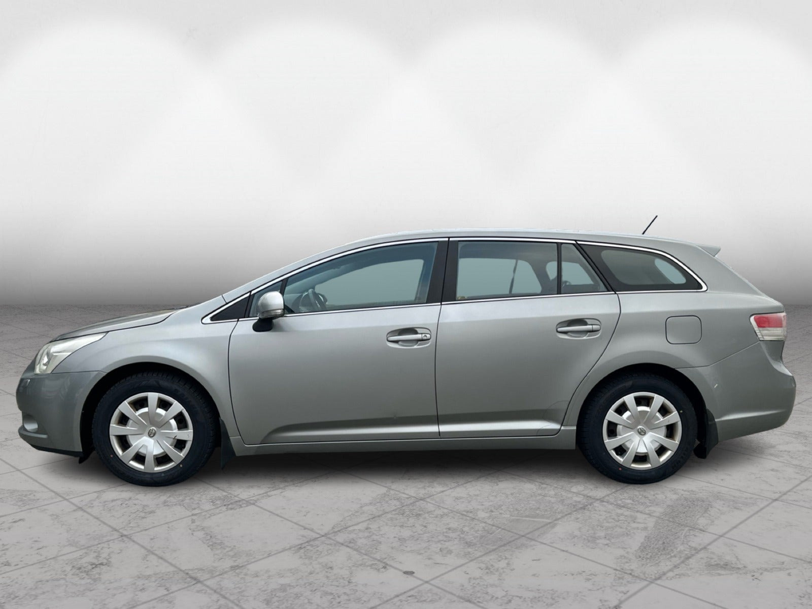 Grå Toyota Avensis fra 2009