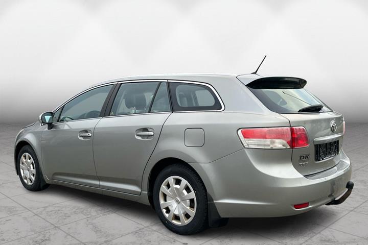 Grå Toyota Avensis fra 2009