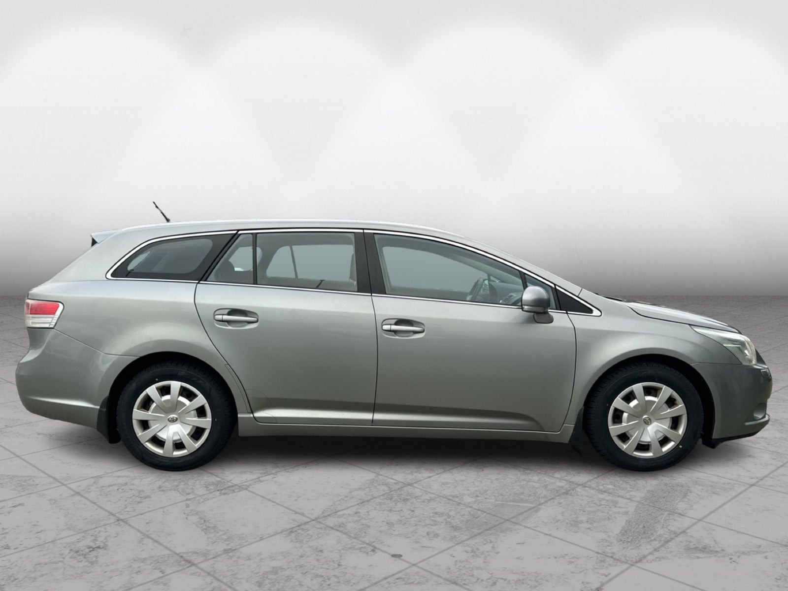 Grå Toyota Avensis fra 2009