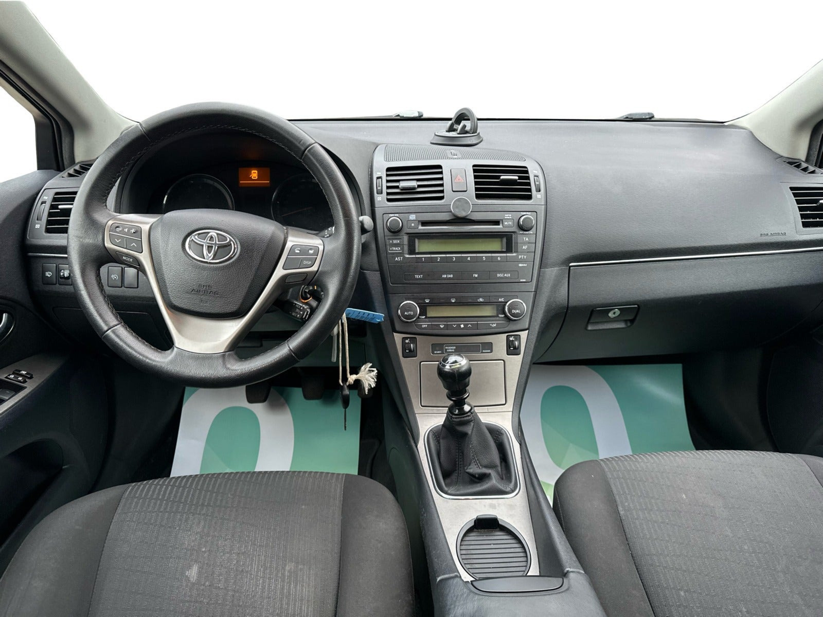 Grå Toyota Avensis fra 2009