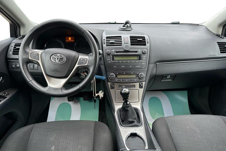 Grå Toyota Avensis fra 2009