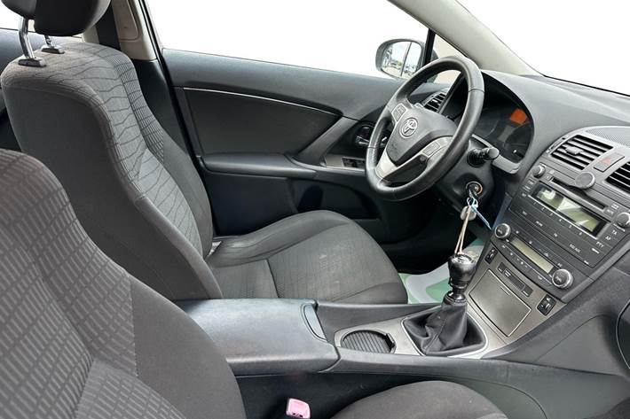 Grå Toyota Avensis fra 2009