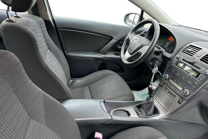 Grå Toyota Avensis fra 2009
