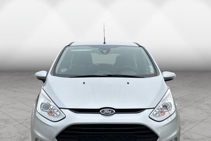 Sølv Ford B-MAX fra 2013 set udefra