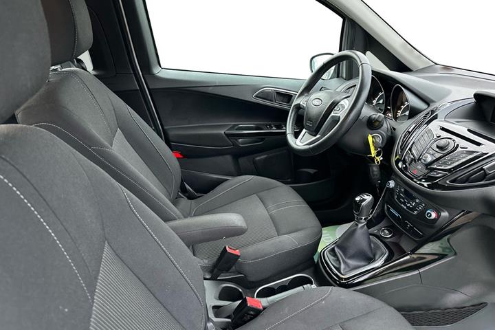 Sølv Ford B-MAX fra 2013 set indefra