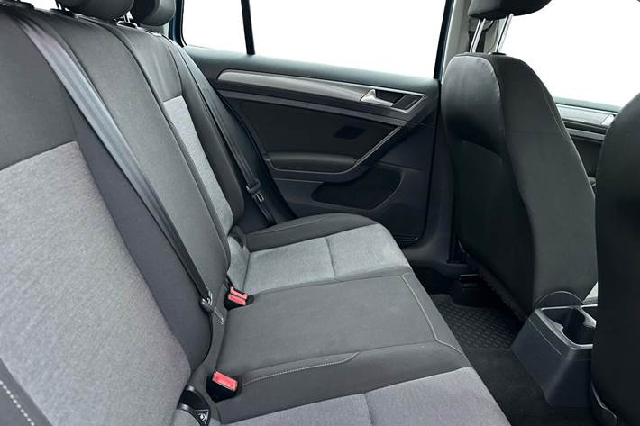 Blå VW Golf VII fra 2014