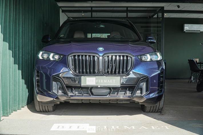 Blå BMW X5 fra 2023