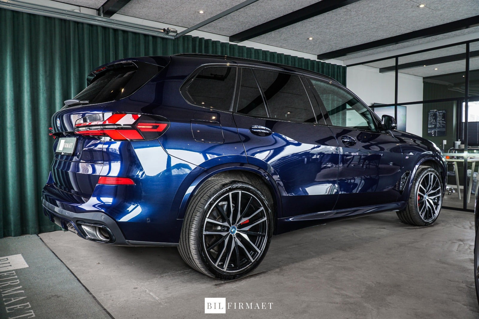 Blå BMW X5 fra 2023