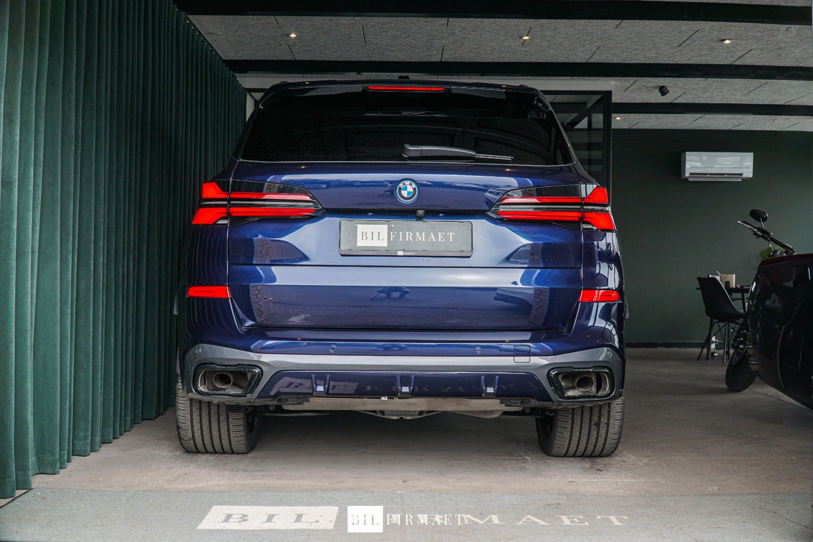Blå BMW X5 fra 2023
