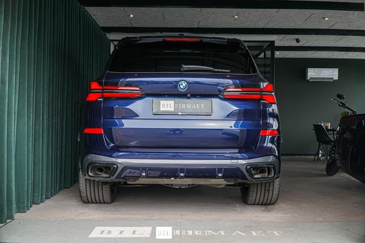 Blå BMW X5 fra 2023