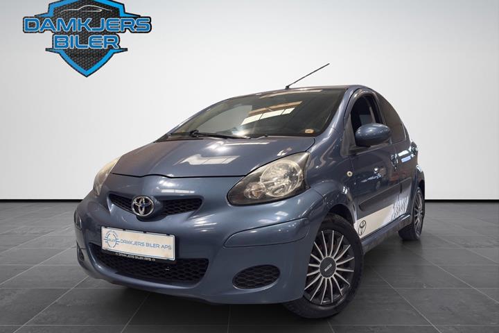 Blå Toyota Aygo fra 2009 set udefra