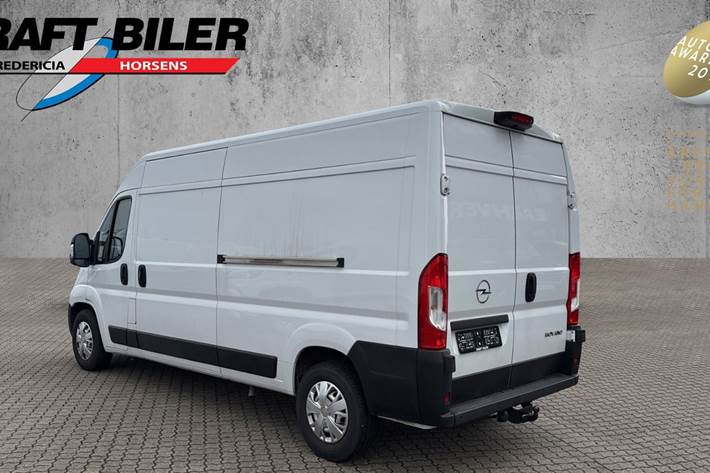 Hvid Opel Movano fra 2023