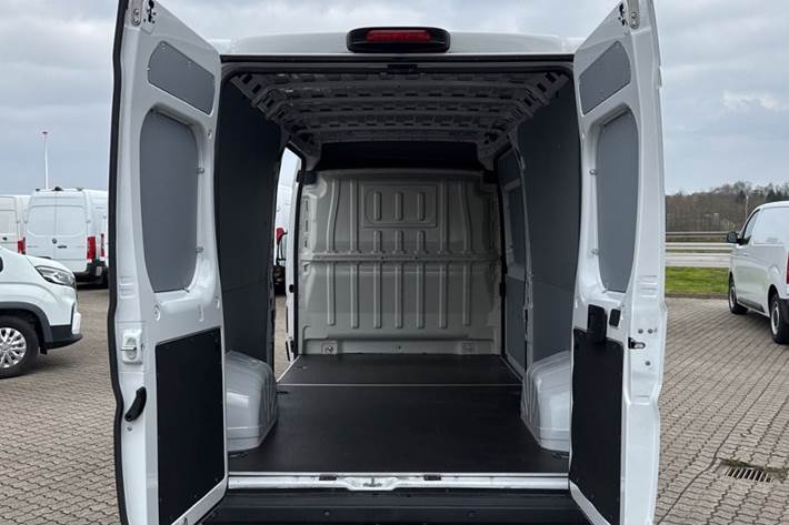 Hvid Opel Movano fra 2023