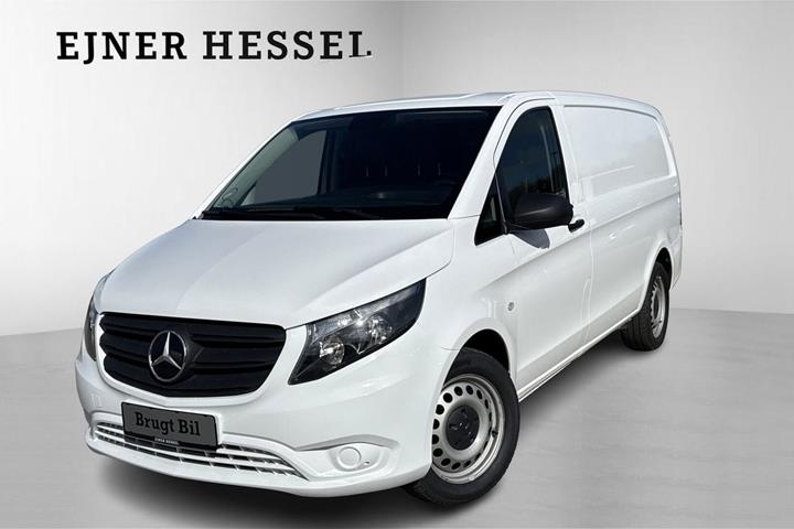 Hvid Mercedes Vito 114 fra 2024 set udefra
