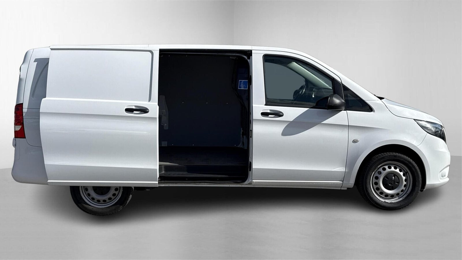 Hvid Mercedes Vito 114 fra 2024