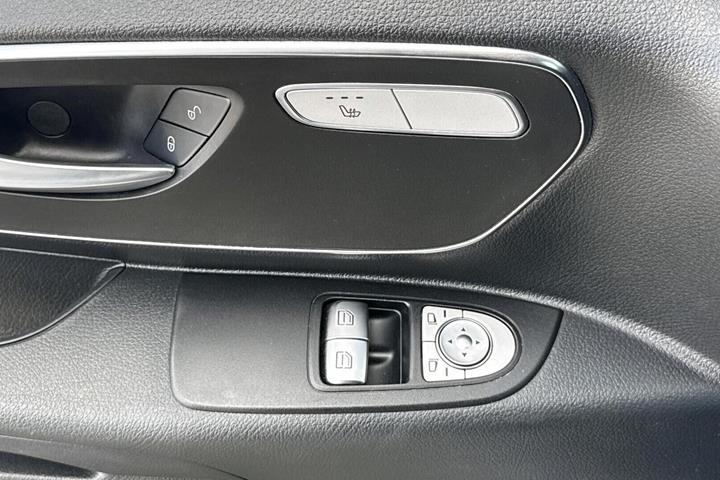 Hvid Mercedes Vito 114 fra 2024