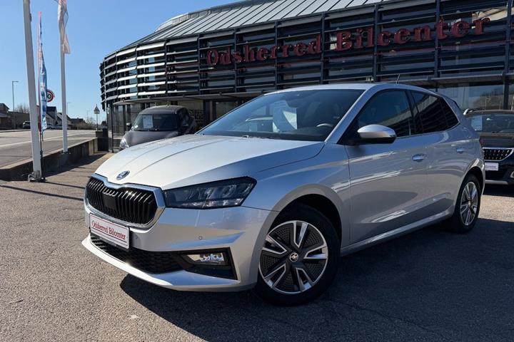 Sølv Skoda Fabia fra 2023 set udefra