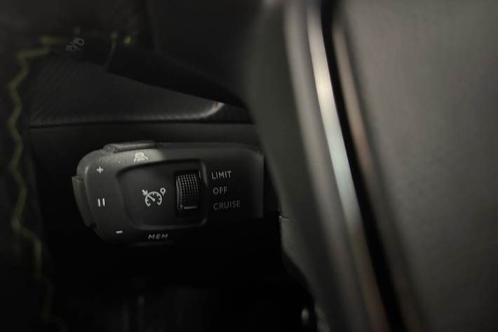 Blå Peugeot e-208 fra 2022