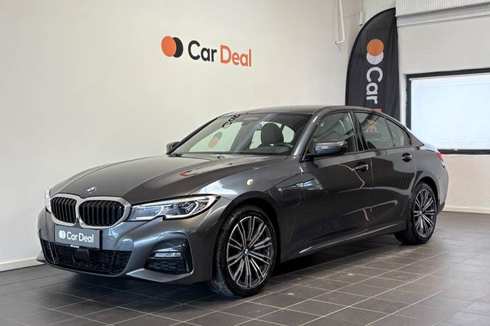 Grå BMW 330e fra 2020