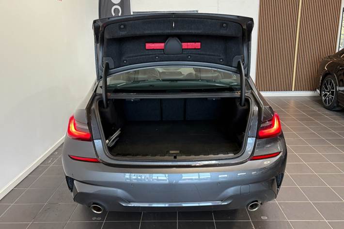 Grå BMW 330e fra 2020