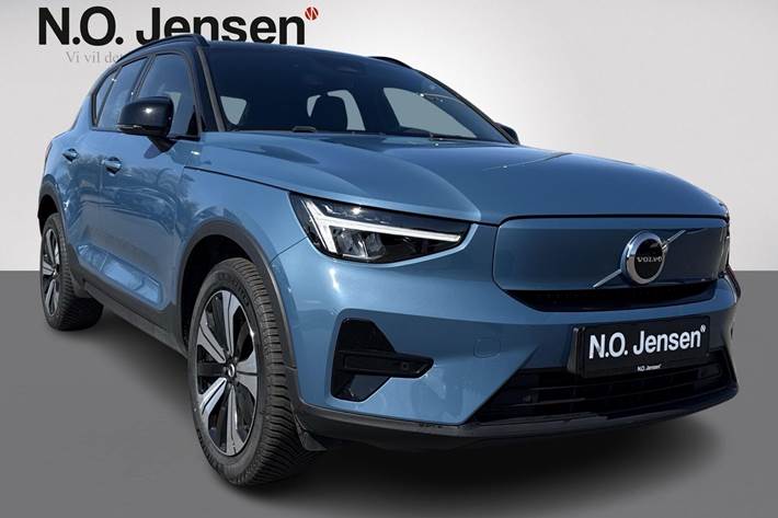 Blå Volvo XC40 fra 2023 set udefra