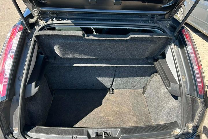 Sort Fiat Punto fra 2013 set indefra