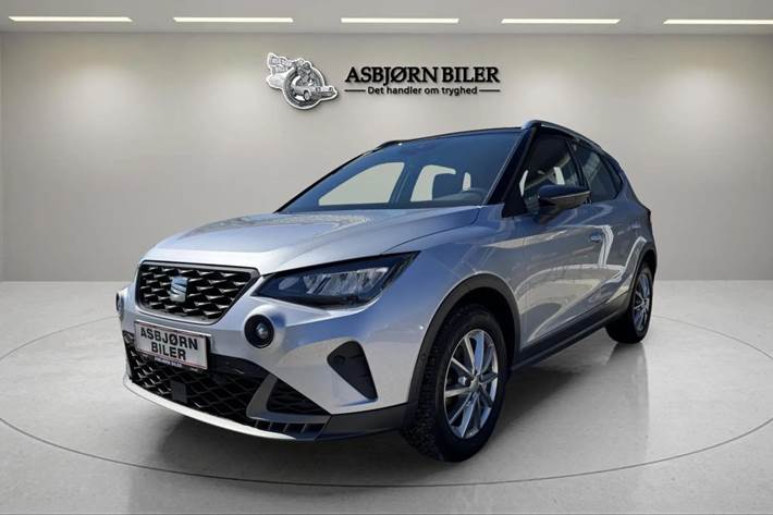 Sølv Seat Arona fra 2022 set udefra