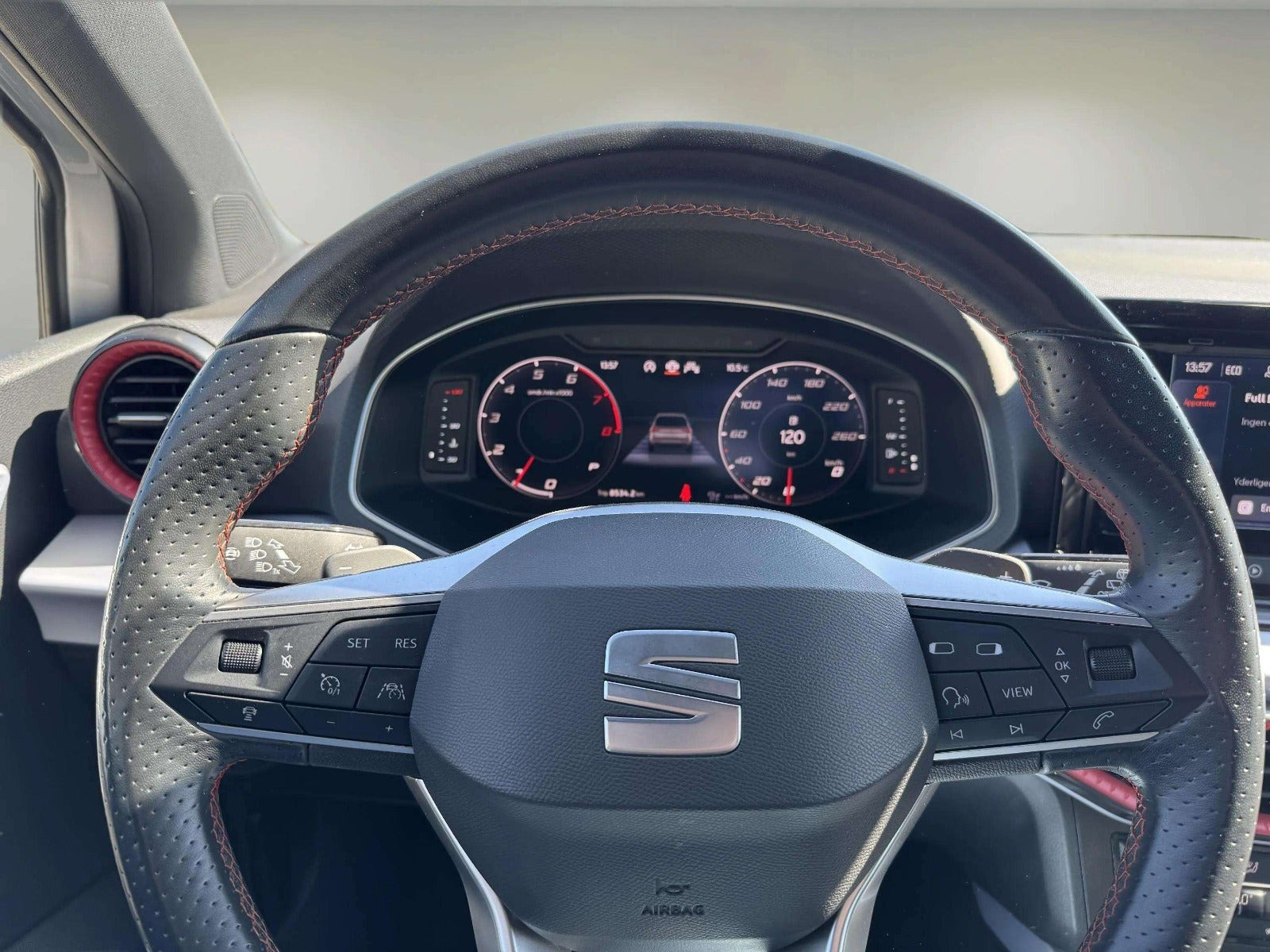 Sølv Seat Arona fra 2022