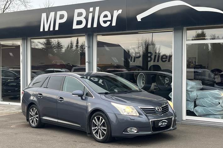 Blå Toyota Avensis fra 2009