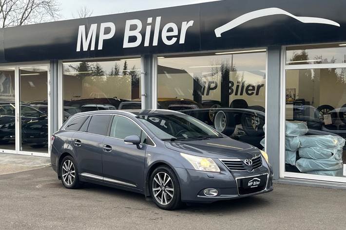 Blå Toyota Avensis fra 2009