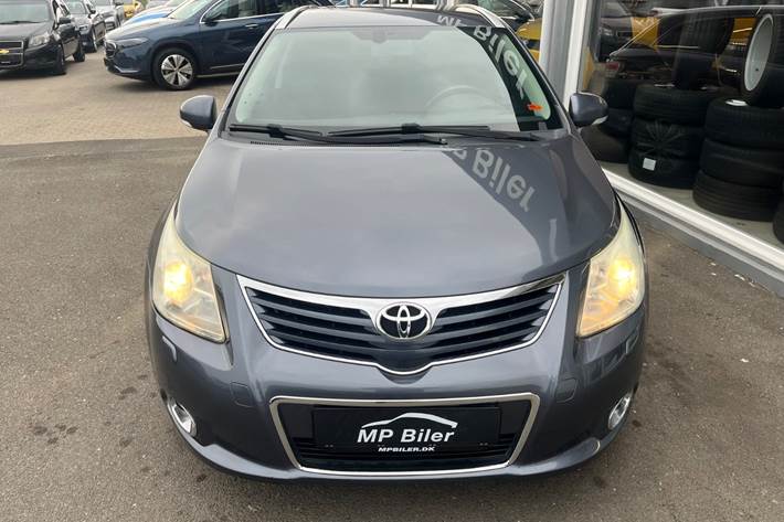 Blå Toyota Avensis fra 2009