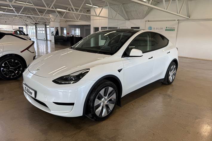 Hvid Tesla Model Y fra 2024