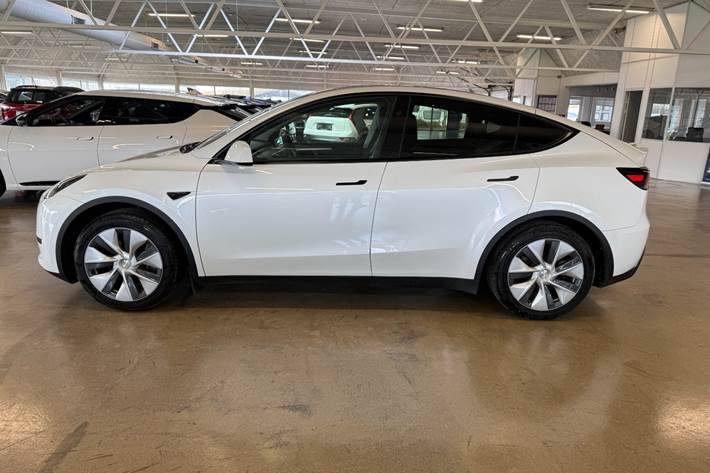 Hvid Tesla Model Y fra 2024