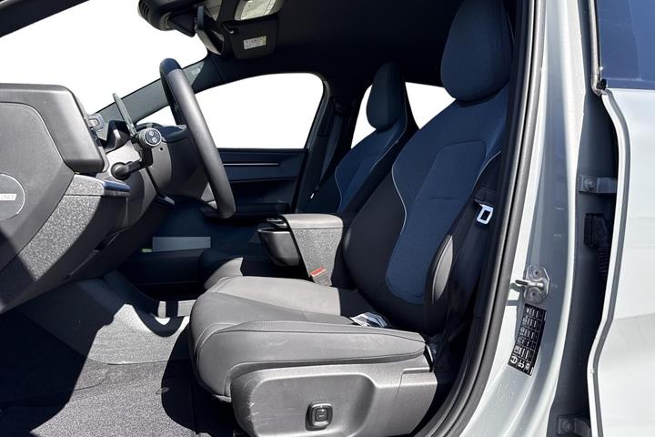 Grå Volvo EX30 fra 2025