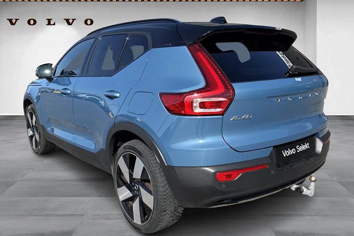 Blå Volvo XC40 fra 2023