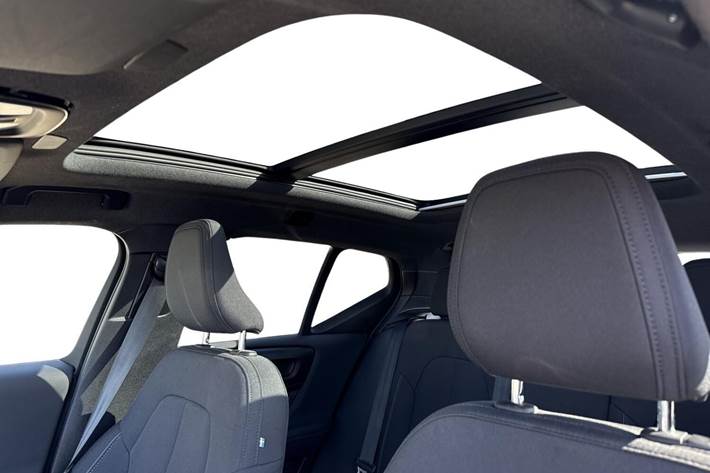 Blå Volvo XC40 fra 2023