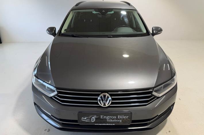 Grå VW Passat fra 2015
