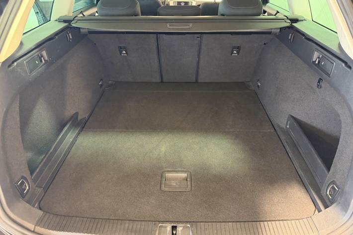 Grå VW Passat fra 2015