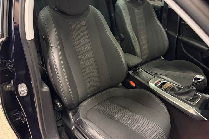 Blå Peugeot 308 fra 2018