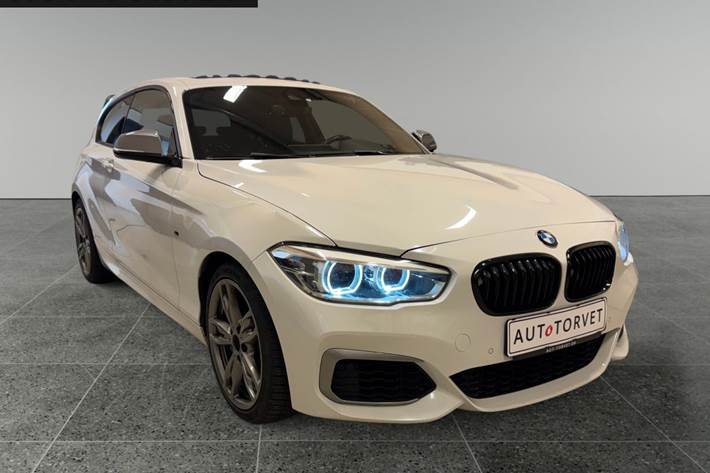 Hvid BMW M135i fra 2015