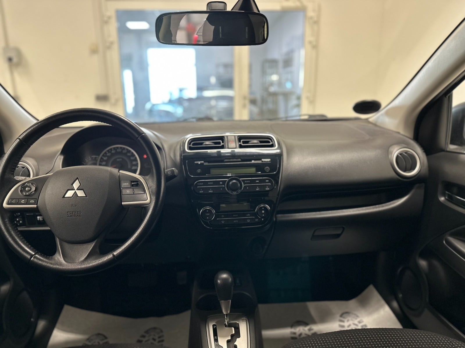 Grå Mitsubishi Space Star fra 2015
