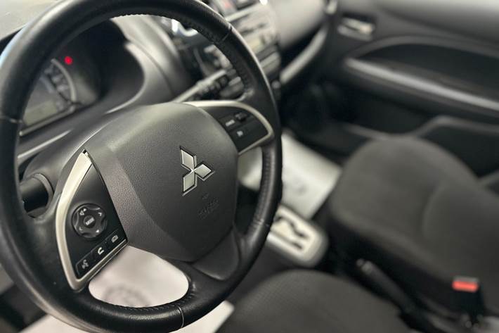 Grå Mitsubishi Space Star fra 2015