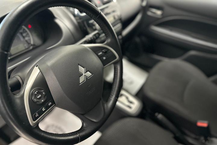 Grå Mitsubishi Space Star fra 2015