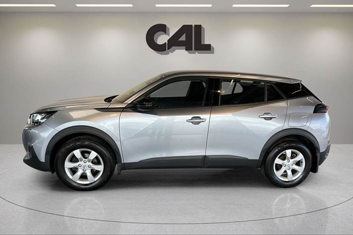 Grå Peugeot 2008 fra 2023