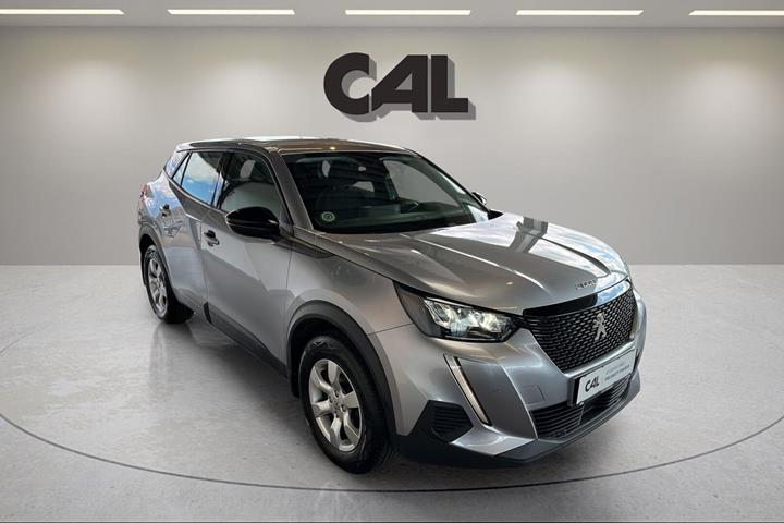 Grå Peugeot 2008 fra 2023