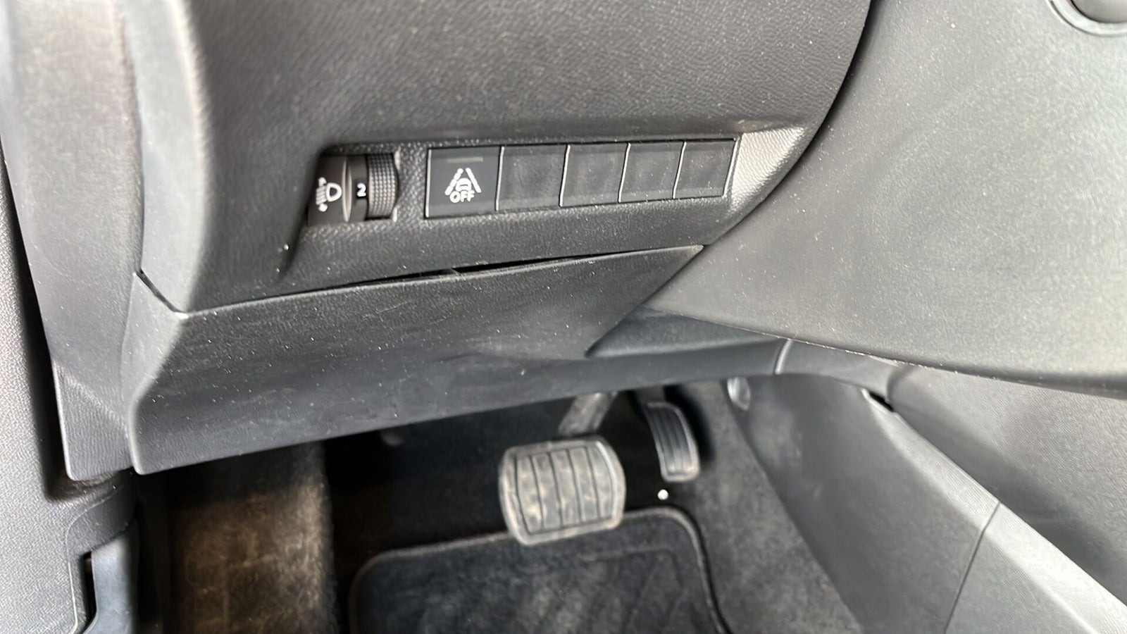 Grå Peugeot 2008 fra 2023